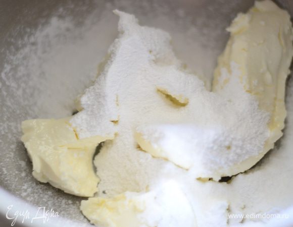 Взбить сливочный сыр с сахарной пудрой, туда же добавить.