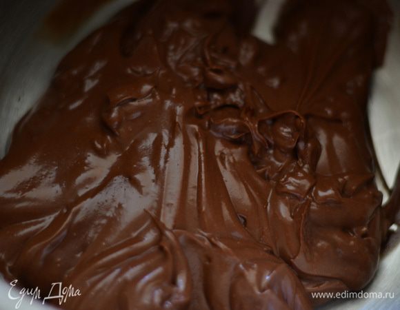 Растопленный шоколад и желатиновую смесь. Взбить на небольшой скорости до однородности.