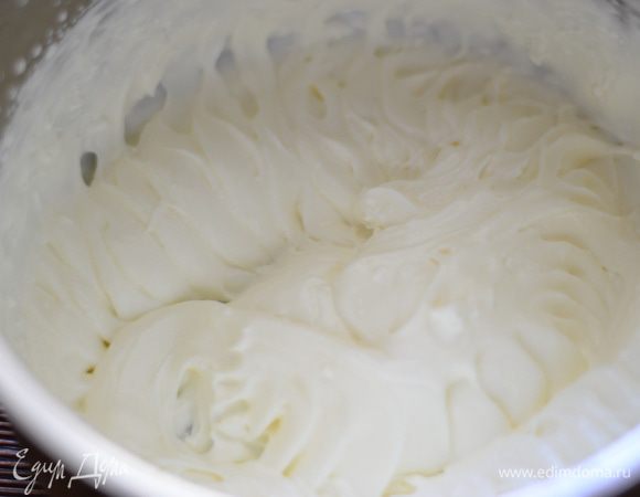 Оставшиеся сливки отдельно взбить до устойчивых пиков.