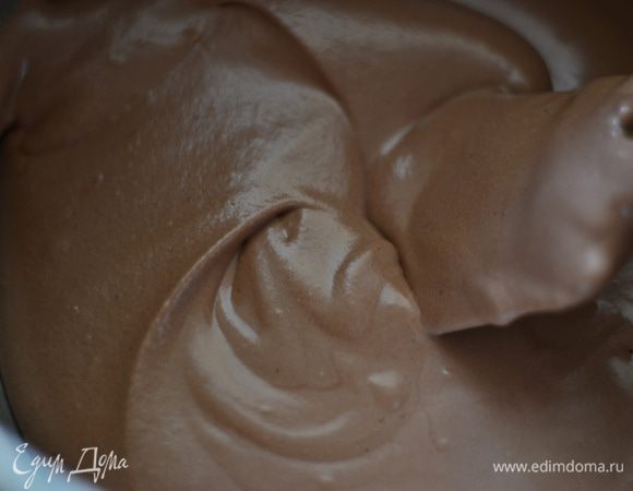 Вмешать сливки в шоколадную массу в 2–3 приема.