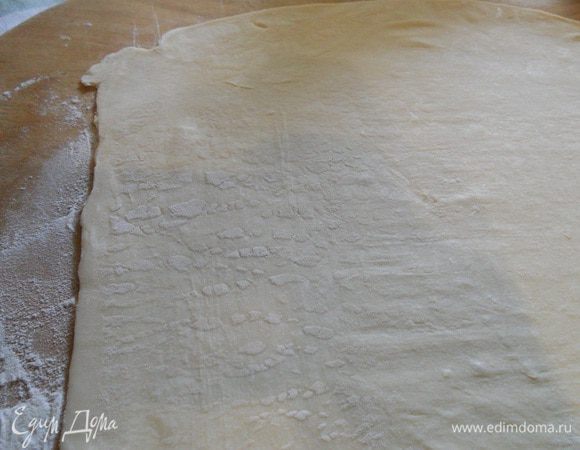 Раскатать тонко лист теста.