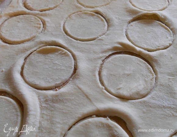 Стаканом вырезать кружочки.