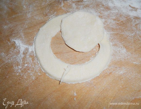 Из половины кружочков рюмкой вырезать другие кружочки, получатся колечки.