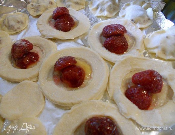 На противень выложить большие кружочки, сверху положить колечки теста, в серединку кладем клубнику, посыпаем щепоткой сахара и поливаем клубнику небольшим количеством меда.