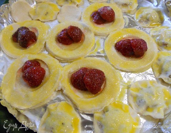 Края смазать желтком и посыпать сахаром, выпекать при температуре 200, до золотистого цвета. Маленькие кружочки тоже запечь и покрошить их на готовое пирожное.