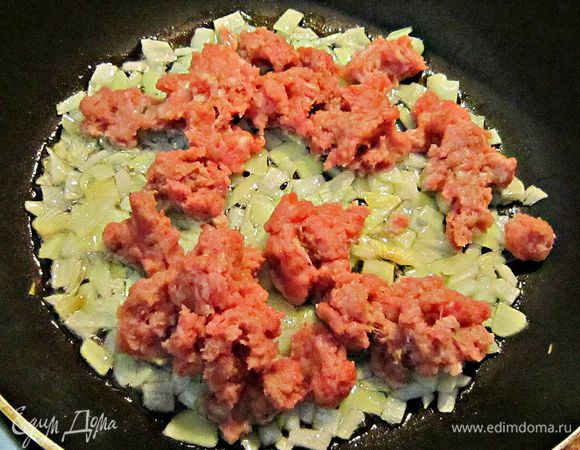 Лук мелко порезать и немного подрумянить на растительном масле.
Добавить фарш и обжарить, тщательно разминая вилкой, чтобы не образовывались комочки. 