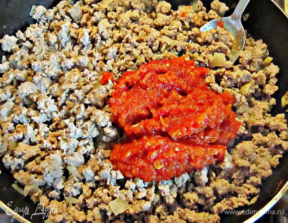 Влить 3 ст л томатной пасты, перемешать. 
