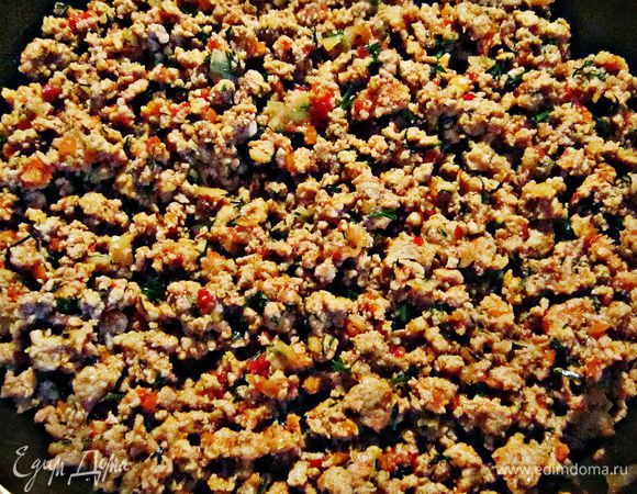 Затем добавляем нарезанную зелень и тушим под крышкой еще 5 мин.