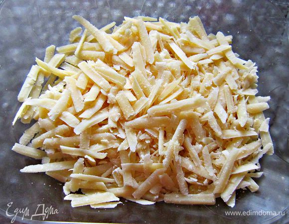 На крупной тёрке натереть сыр.