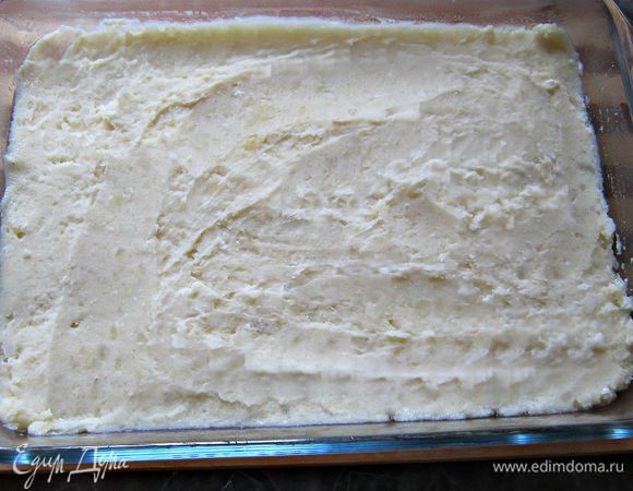 Форму для выпекания смазываем растительным маслом. Выкладываем слой картофельного пюре.