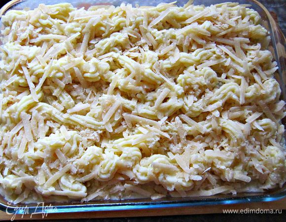 ...и снова - картофельное пюре. Сверху посыпаем тёртым сыром 