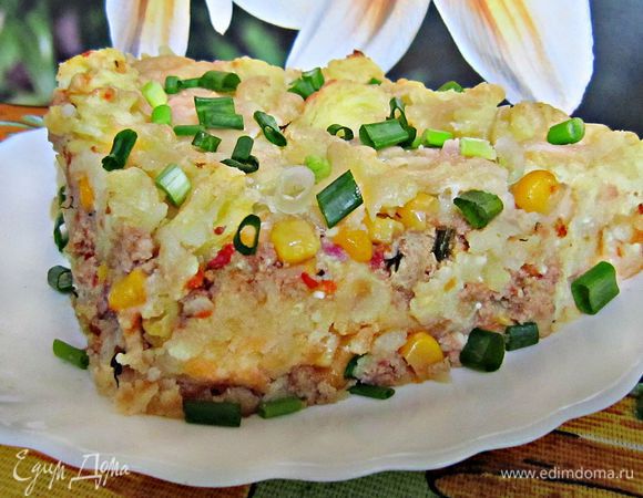 Готовую запеканку подаём со сметаной и мелко нарезанным зелёным луком. Зовём всю семью к столу! Приятного аппетита!