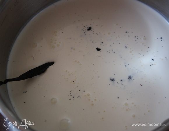 Сначала приготовим мороженое. Это несложно, его можно сделать и без мороженицы. В кастрюлю с толстым дном наливаем сливки, добавляем стручок ванили (предварительно разрезаем его,ножом соскребаем семена и отправляем туда же). Сливки нужно нагреть на небольшом огне, но не дать им закипеть. Если закипят, то ничего не получится.