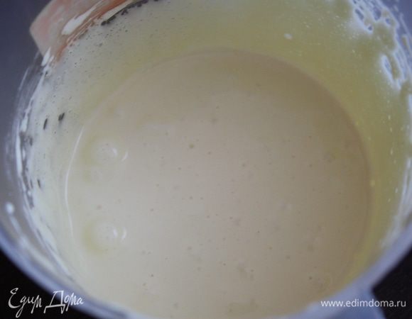 Желтки смешиваем с сахарной пудрой (или мелким сахаром) и взбиваем, пока масса не станет густой и плотной. Понадобится минут 6-8.