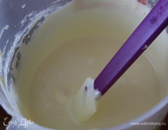 Как только,сливки нагреются,снимаем их с огня. Наливаем небольшое их количество в желтки,постоянно помешивая. Постепенно все вливаем, перемешиваем и отправляем обратно на плиту.