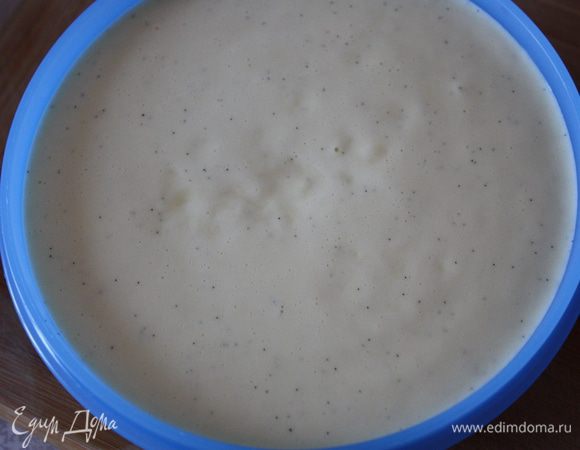 Вынимаем стручок ванили, переливаем в миску (подходящую для морозилки), охлаждаем и убираем в морозилку на 6-8 часов. Нам теперь нужно не забывать каждый час помешивать его деревянной лопаткой, чтобы все равномерно замораживалось.