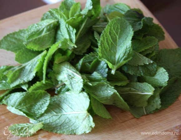 Теперь займемся нашим супом. Мяту помыть, обсушить и оборвать листочки. Вишню заранее разморозить.(если у вас замороженнная)