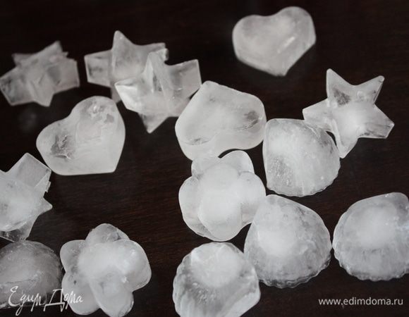 Достанем лед. Лучше если кусочки будут поменьше.