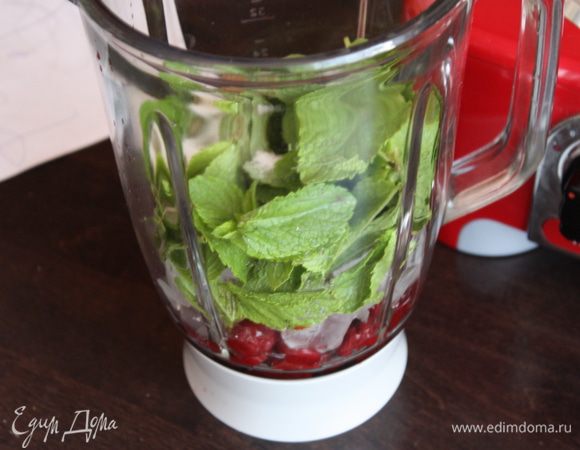 В блендер сложим все наши ингредиенты, кроме миндальных лепестков, и превратим в однородную массу!!