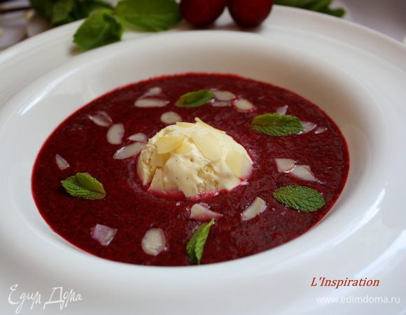 Наливаем наш супчик в тарелку, кладем шарик мороженого и присыпаем миндальными лепестками. По желанию украшаем мятой.