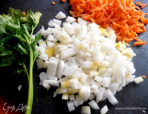 Луковицу нарезать на кубики...