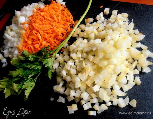 Стебель сельдерея нарезать по размеру примерно как и лук.