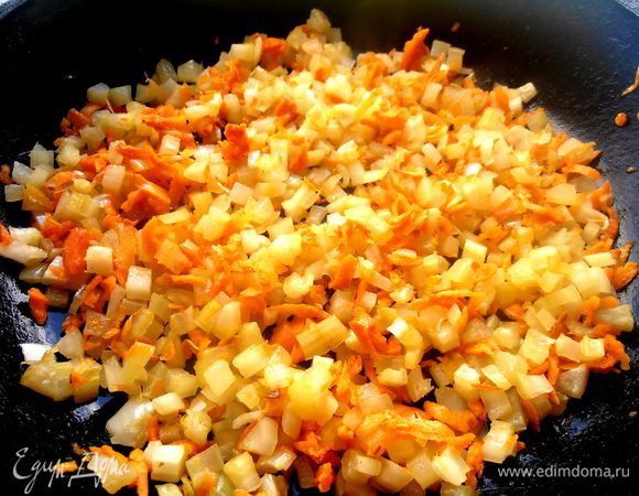 Обжариваем овощи на масле.