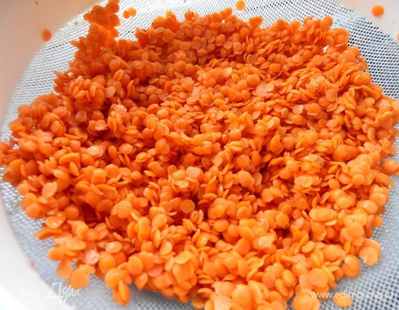 Чечевицу промываем под проточной водой через сито.