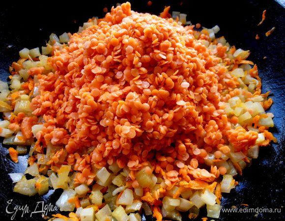 И пересыпаем в сковороду к овощам!