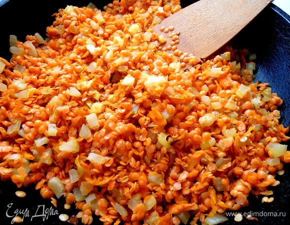 Перемешиваем их вместе на огне несколько минут.