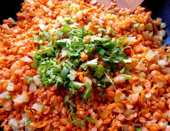 Можно добавить веточку петрушки вместе со стебельком,а можно просто украсить зеленью тарелочку с похлёбкой.