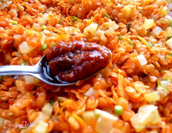 Далее по рецепту нужна томатная паста,но я добавила ложечку домашней аджики...Если добавляете томатную пасту вместо аджики,то нужен ещё перец...Перемешиваем и соединяем с бульоном...Количество жидкости каждый выбирает сам! Если любите густую похлёбку,то примерно литр....а если пожиже,то и бульона побольше! Варим 10-15 минут на среднем огне.