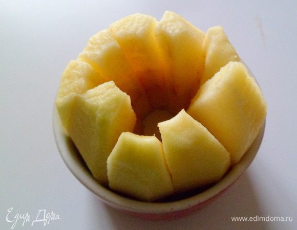 Одно большое яблоко как раз помещается в форму, а серединка остается пустой, ее тоже заполняем дольками яблок
