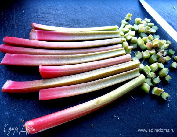 Нарезаем немного молодого ревеня...