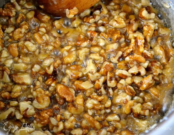 В кастрюлю с толстым дном положить 85 г сахара, долить 4-5 ст.л. воды и поставить на медленный огонь, пока сахар не начнет превращаться в карамель. В этот момент добавить 150 г грецких орехов, порубленных на крупные куски, и перемешать.   