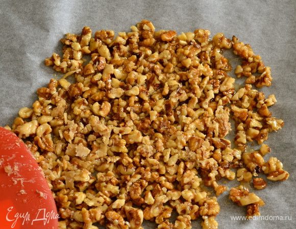Полученную смесь выложить на противень, застеленный пекарской бумагой. Разровнять лопаткой и оставить охлаждаться. 