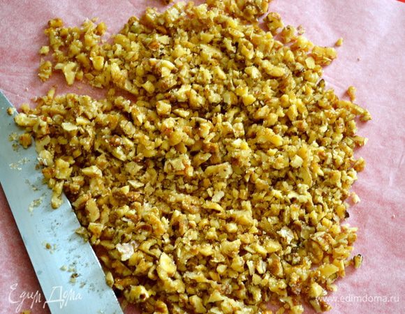 Как застынет, полученную ореховую карамель порубить ножом на небольшие кусочки. 