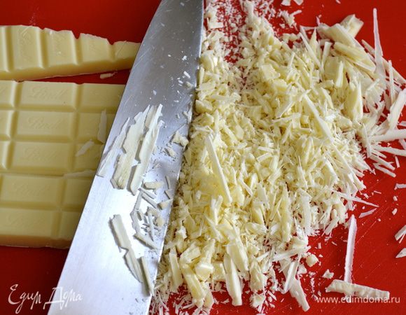Белый шоколад также измельчить в крошку с помощью ножа... 