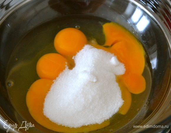 В стеклянной миске начать взбивать на водяной бане вместе желтки, яйца и 75 г сахара (можно использовать электромиксер, а можно вручную венчиком). 