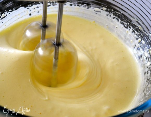 Добавить пакетик ванилина и ром (я ром не добавляла). Продолжить взбивать, пока масса не станет воздушной и не увеличится в объеме примерно втрое...  