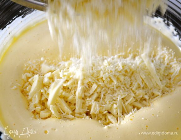 Добавить крошку белого шоколада. Осторожно плавными движениями размешать, пока весь шоколад не раствориться. 