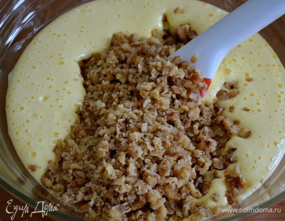 Добавить карамельно-ореховую крошку и аккуратно перемешать лопаткой.  