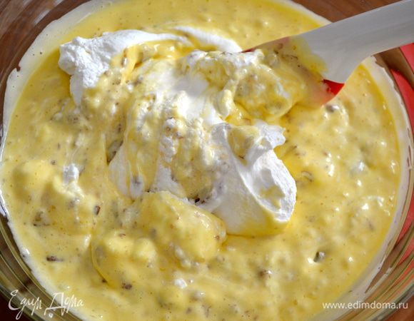 Отдельно взбить охлажденные сливки и осторожно партиями ввести их в шоколадную смесь, перемешивая каждый раз движениями снизу вверх...  