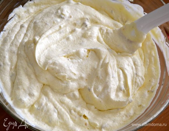 В итоге у нас получится воздушная масса...с вкраплениями хрустящих орешков. ))   