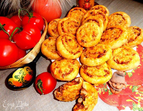 К супу-похлёбке отлично подойдут такие плюшки-пирожки с мясом (http://www.edimdoma.ru/retsepty/54835-myagkie-kartofelnye-plyushki-s-myasnoy-prosloechkoy).