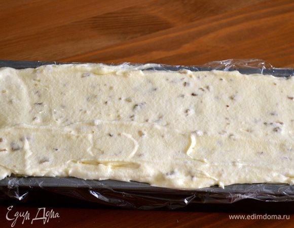 Уплотнить и выровнять поверхность семифреддо и поставить в морозилку минимум на 3 часа.