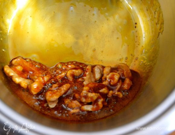 Для украшения... В кастрюльке с толстым дном растопить оставшийся сахар. Выложить в получившуюся карамель оставшиеся половинки орехов (50 г). 