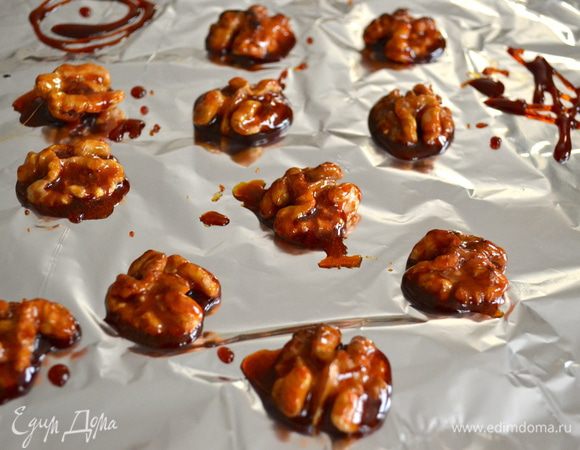 Затем аккуратно выложить их на покрытую фольгой доску. Можно из карамели сделать узоры, которыми затем украсите Ваш десерт...  