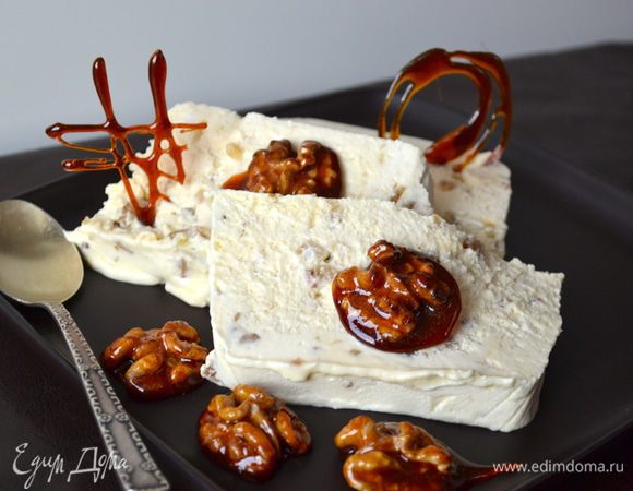 Готовый семифреддо выложить на сервировочное блюдо, нарезать на порционные кусочки и подавать, украсив орешками в карамели и стружкой из черного шоколада... Я стружку из темного шоколада не добавляла.....пока... ))) Возможно, что в следующий раз подам с ней, так что попробуем и с добавлением украшения из темного шоколада! А пока - только карамель!!! ))))     