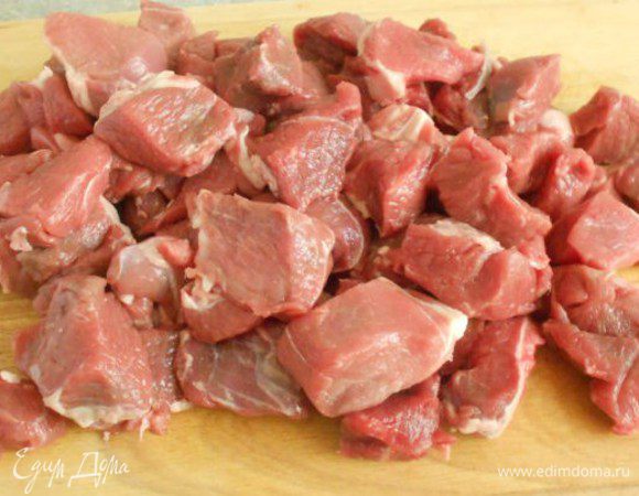 У баранины удалить жир, нарезать мясо кубиками средней величины.